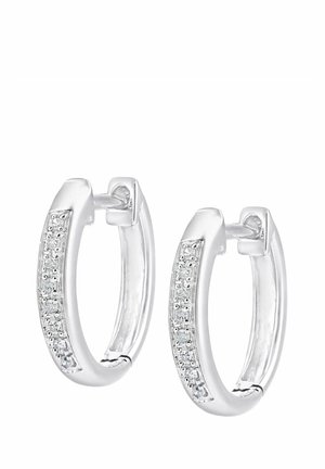 Boucles d'oreilles créoles en argent à surface lisse, ornées d'une rangée de petites pierres précieuses claires sur un côté pour une brillance supplémentaire.