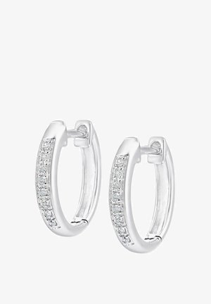 Boucles d'oreilles créoles en argent à surface lisse, ornées d'une rangée de petites pierres précieuses claires sur un côté pour une brillance supplémentaire.