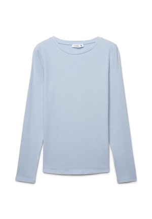Maglietta azzurro chiaro a maniche lunghe con collo tondo, design semplice, disposta in piano su sfondo bianco.