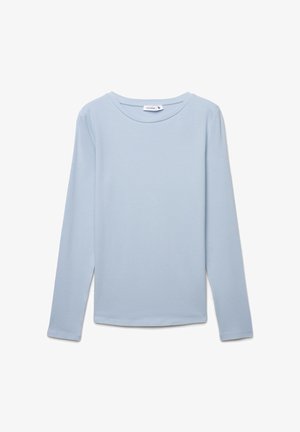 Jasnoniebieska koszulka z długim rękawem i okrągłym dekoltem, prosty wzór, ułożona na płasko na białym tle.