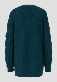 Teal strikket sweater med et tekstureret design, ribbet krop og kabelstrikkede ærmer. Bagsiden har en rund halsudskæring og en løs pasform.