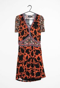 Ro dresses in Rot und Schwarz mit kurzen Puffärmeln, V-Ausschnitt und gemusterten Akzenten. Der Stoff ist glatt und hat ein lebhaftes Design.