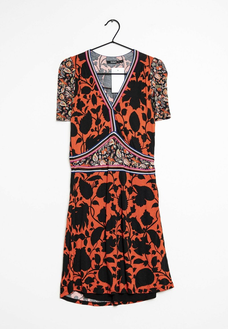 Ro dresses in Rot und Schwarz mit kurzen Puffärmeln, V-Ausschnitt und gemusterten Akzenten. Der Stoff ist glatt und hat ein lebhaftes Design.