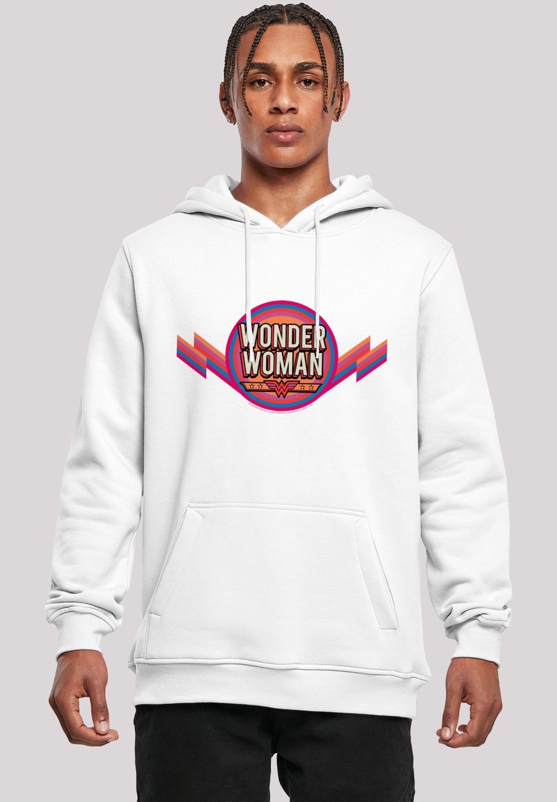 Sudadera blanca con capucha que presenta un gráfico circular con el texto "WONDER WOMAN", acentos en forma de rayo en rosa y naranja, y un bolsillo delantero.