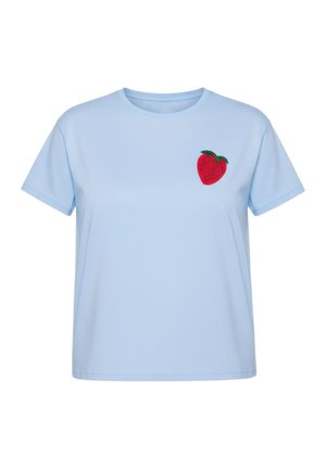 Camiseta de manga corta azul clara con un pequeño gráfico de fresa roja en el pecho izquierdo, con hojas verdes y semillas negras.