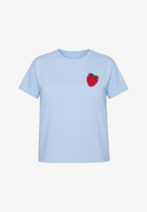 Camiseta de manga corta azul clara con un pequeño gráfico de fresa roja en el pecho izquierdo, con hojas verdes y semillas negras.