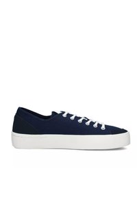 Sneaker in tela blu con lacci bianchi, suola in gomma e dettagli scuri sul tallone e sulla punta. Design a profilo basso con una superficie liscia.