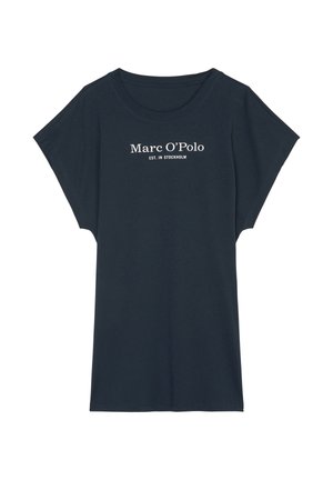 Marinblå kortärmad t-shirt med rund hals, med vit text "Marc O'Polo EST. I STOCKHOLM" över bröstet. Mjuk bomullsmaterial.