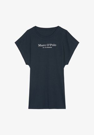 Marineblå t-shirt med korte ærmer og rund hals, med hvid tekst "Marc O'Polo EST. I STOCKHOLM" hen over brystet. Blødt bomuldsstof.