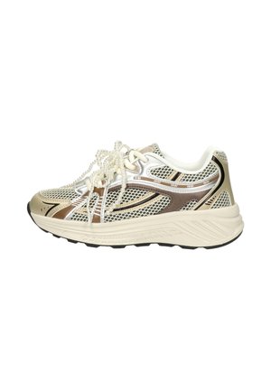 Beige en metallic gouden mesh sneaker met witte zool en kralen veters, gezien vanaf de zijkant op een witte achtergrond.