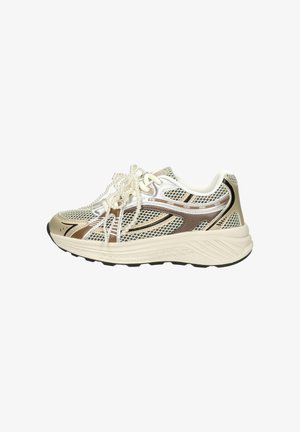 Beige en metallic gouden mesh sneaker met witte zool en kralen veters, gezien vanaf de zijkant op een witte achtergrond.