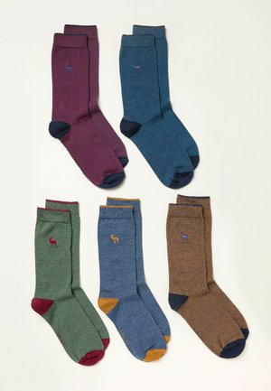 Conjunto de cinco calcetines en colores: burdeos, verde azulado, verde, azul marino y marrón. Cada par presenta puños en contraste y motivos bordados de ciervos.