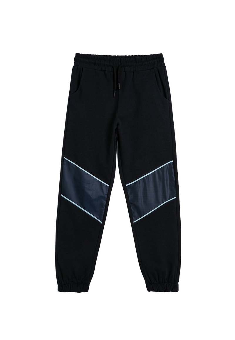Pantalones de chándal negros con una cinturilla elástica, que cuentan con paneles diagonales brillantes en color marino y sutiles acentos en azul claro a los lados. Dos bolsillos laterales.