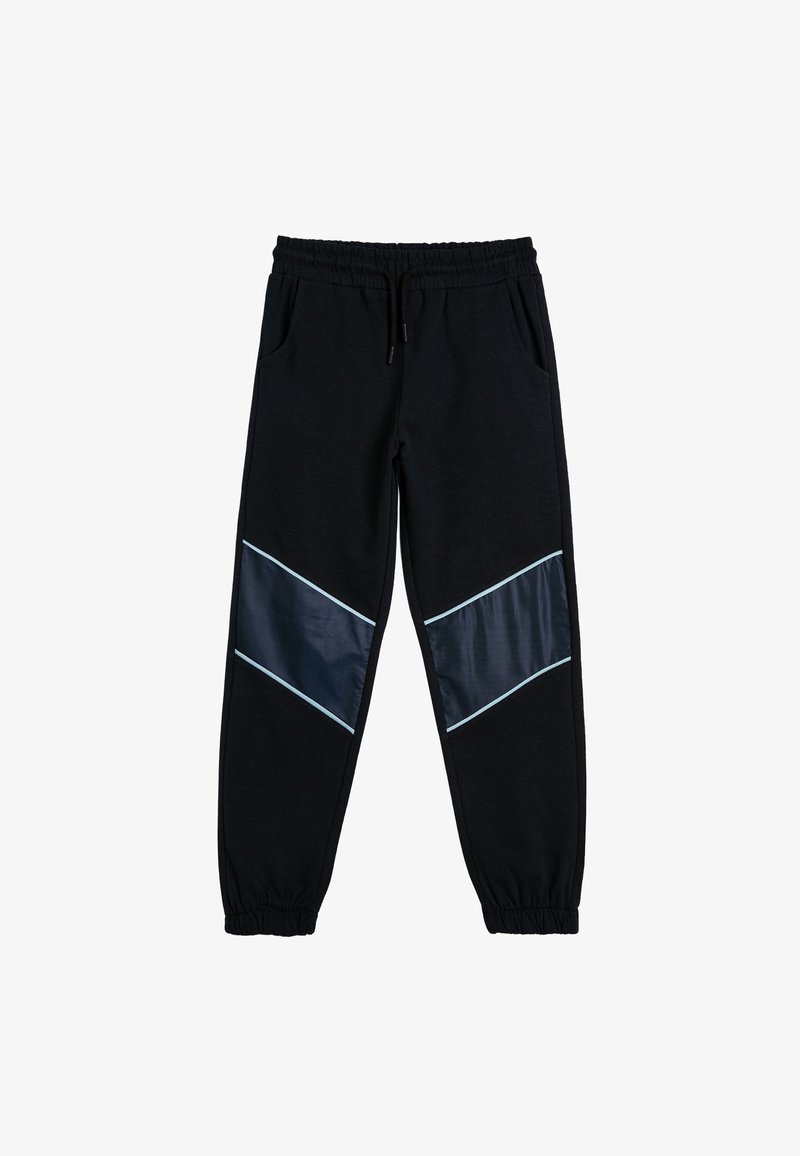Pantalones de chándal negros con una cinturilla elástica, que cuentan con paneles diagonales brillantes en color marino y sutiles acentos en azul claro a los lados. Dos bolsillos laterales.