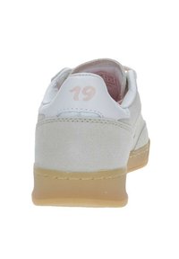 Bílé tenisky s měkkým semišovým zázemím, růžovými akcenty a gumovou podrážkou. Na patě se nachází číslo 19 v světle růžové barvě.
