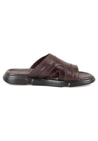 Bruine leren slide-sandalen met uitsnijdingen, een gevoerde zool en een duurzame zwarte rubberen zool. Platter instapontwerp.