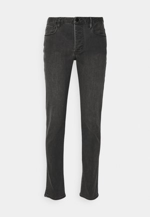 Jeans in denim neri con vestibilità dritta, cinque tasche e chiusura con bottone; presentano dettagli di cucitura e una texture leggermente scolorita.