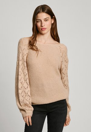 Maglione beige lavorato a maglia con un corpo a coste e un motivo in pizzo traforato sulle maniche. Presenta un collo ampio e maniche larghe e voluminose.