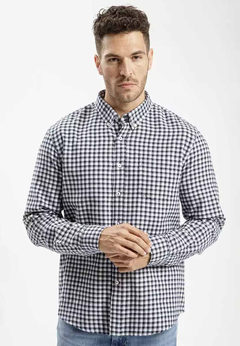 Czarna i biała koszula w kratkę typu button-up, z długimi rękawami, z bawełny, z rozkładanym kołnierzem, z jedną kieszenią na piersi oraz kontrastowymi detalami przy guzikach.