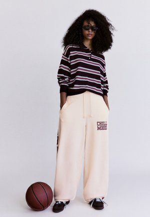 Bershka WIDE-LEG EMBROIDERED PLUSH - TROUSERS - Pantalon de survêtement - beige