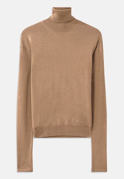 Pull en maille beige à col roulé avec des manches longues, un col et un ourlet côtelés, et un petit logo brodé près du bas.