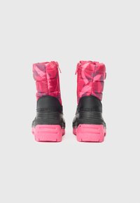Detské zimné topánky s jasne ružovými vzorovanými látkovými vrchnákmi, čiernym stredom a hrubými ružovými podrážkami zobrazené zozadu.