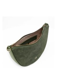 Bolso de ante verde con forma curva y cremallera dorada. El interior cuenta con un forro estampado y un pequeño bolsillo. Logo dorado en la parte frontal.