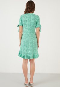 LELA FLORAL V NECK RUFFLE DETAIL MINI  - Rochie de zi - benetton color