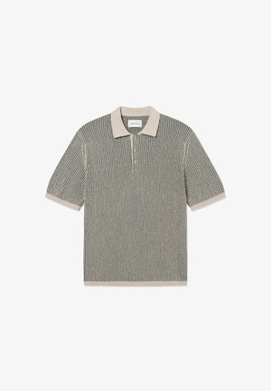 Camisa polo de manga corta con rayas en beige claro y verde oscuro. Textura suave con una tapeta de botones y cuello a contraste.