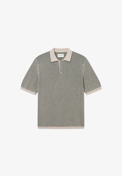Īsroku polo krekls gaiši bēšā un tumši zaļā svītrās. Mīksta tekstūra ar pogu ailes un kontrastējošu apkakli.