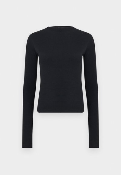 Μαύρο εφαρμοστό crop top με μακριά μανίκια και στρογγυλή λαιμόκοψη, κατασκευασμένο από ριμπ ύφασμα, εμφανίζεται σε απλό ανοιχτό γκρι φόντο.