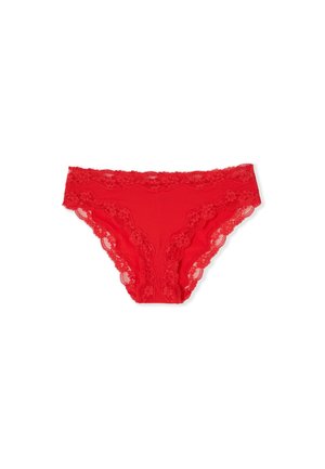 Sous-vêtement féminin style bikini rouge orné de dentelle avec des motifs floraux le long de la ceinture et des ouvertures pour les jambes sur fond blanc.