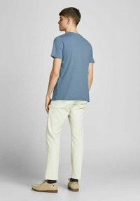 Jack & Jones JORBRADY TEE CREW NECK - Camiseta estampada - bluefin