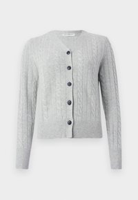 Cardigan in cashmere grigio chiaro a maglia cable, con maniche lunghe e cinque bottoni neri sulla parte anteriore.