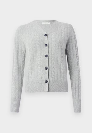 Cardigan in cashmere grigio chiaro a maglia cable, con maniche lunghe e cinque bottoni neri sulla parte anteriore.