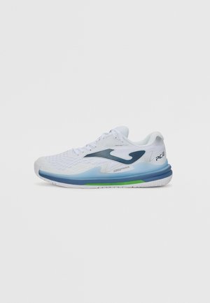 Adidașe albe sport cu superior din plasă, accente bleumarin, talpă în gradient și detalii verzi. Prezintă un model texturat pe laterale. Design ușor.