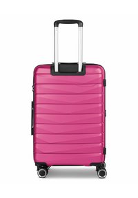 Hard-shell koffer in felroze met een lineair textuurdesign, uitschuifbare zwarte handgreep en vier zwenkwielen voor mobiliteit.
