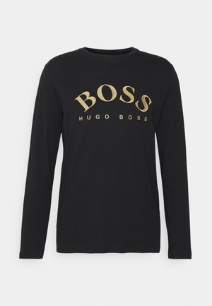 Chemise noire à manches longues avec texte doré "BOSS" en grandes lettres et texte plus petit "HUGO BOSS" en dessous sur la poitrine.
