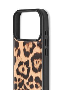 Etui na telefon w panterkę z beżowym wykończeniem z ekologicznej skóry, matowymi czarnymi krawędziami, teksturowaną powierzchnią i bocznymi przyciskami zapewniającymi funkcjonalność.