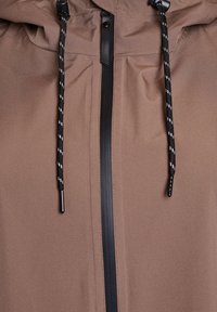 Bruine hoodie met een ritssluiting aan de voorkant, zwarte hardware en verstelbare koorden met een patroontextuur.
