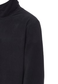 Pullover in pile nera con colletto alto, dotato di una superficie morbida e testurizzata e design minimalista. Nessun hardware o motivo visibile.