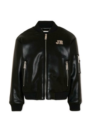 Zwarte bomberjas van nepleer met ritssluiting aan de voorkant, twee ritssluitingen aan de zakken, geribde boorden en kraag, en een "JR" patch op de borst.