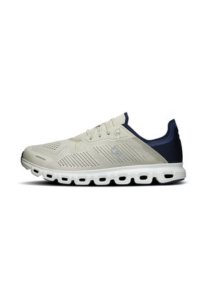 Chaussure de running gris clair avec une tige en mesh respirant, une semelle blanche segmentée et un col de talon bleu foncé, vue de profil.