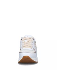 Scarpa sportiva bianca realizzata con un mix di tessuto testurizzato e materiale sintetico liscio, con lacci beige e suola in gomma naturale.