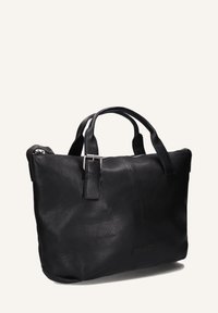 Zwarte leren draagtas met dubbele handvatten, een gestructureerde afwerking en een ritsluiting. Kenmerkt zich door een subtiele merkdetail aan de voorkant.