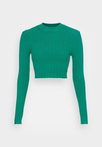 Pull court vert à côtes avec manches longues, col cheminée et silhouette ajustée sur fond blanc.