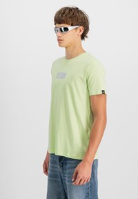 Alpha Industries PLATE - Apdrukāts T-krekls - arctic lime
