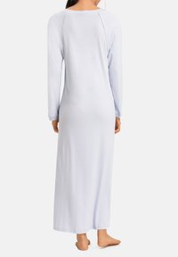 Camicia da notte lunga, leggera, di colore azzurro chiaro, con maniche lunghe, scollo rotondo e taglio dritto, realizzata in tessuto morbido. Senza motivi visibili.