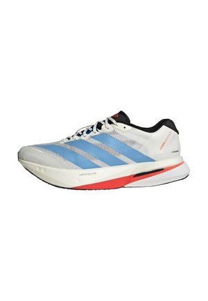 Chaussure de course blanche et bleu clair avec col noir, accents rouges, trois bandes sur le côté et semelle rembourrée avec le texte "Lightstrike Pro".
