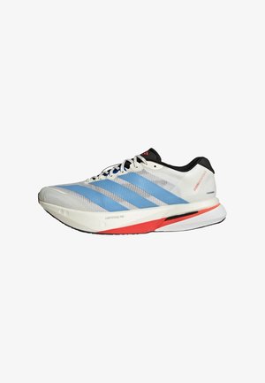 Chaussure de course blanche et bleu clair avec col noir, accents rouges, trois bandes sur le côté et semelle rembourrée avec le texte "Lightstrike Pro".
